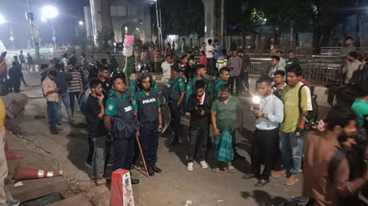 ঢাকা বিশ্ববিদ্যালয়ের (ঢাবি) টিএসসিতে ককটেল বিস্ফোরণের ঘটনা ঘটেছে