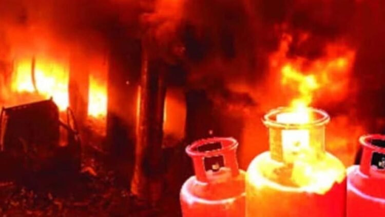 গ্যাস সিলিন্ডার বিস্ফোরণে তরুণী’র মৃত্যু, আশংকাজনক অবস্থায়-১
