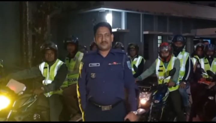 শেখ হাসিনার রায়কে কেন্দ্র করে হাকিমপুর থানার ওসি নাজমুল ইসলামের নেতৃত্বে পুলিশের টহল জোরদার