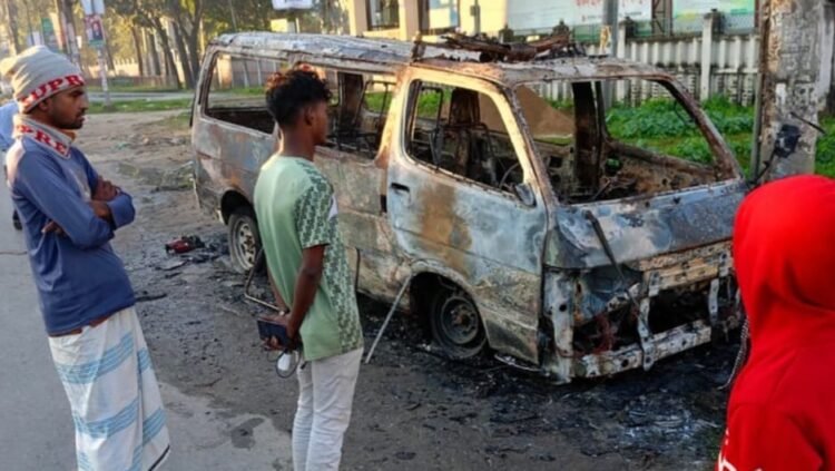 কিশোরগঞ্জে জয় বাংলা ¯েøাগানে গ্রামীণ ব্যাংক ও অ্যাম্বুলেন্সে আগুন