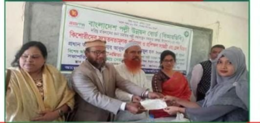 দুমকি উপজেলায়,  কিশোরীদের সচেতনতা প্রশিক্ষণ ও চেক বিতরণ