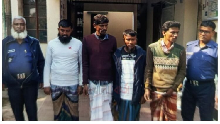 সিরাজগঞ্জের রায়গঞ্জে চার মাদকসেবী আটক