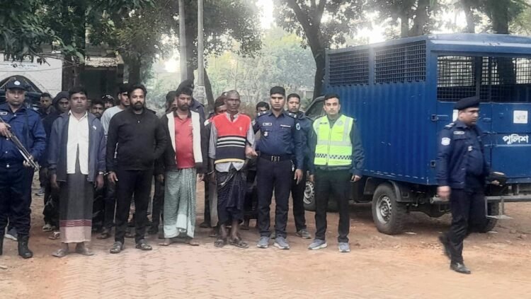 নওগাঁয় পুলিশের অপারেশন ফাস্ট নাইট অভিযানে আটক-২৬