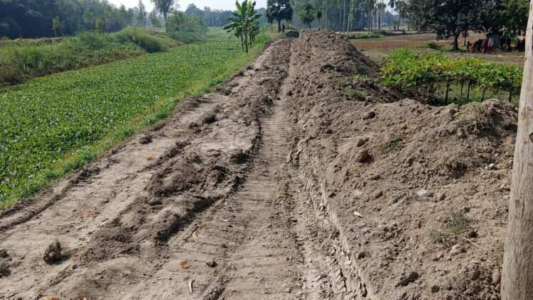 রায়গঞ্জে সরকারি খালের পাড়ের মাটি কেটে নিল ভূমি খেকো দূর্বৃত্তরা