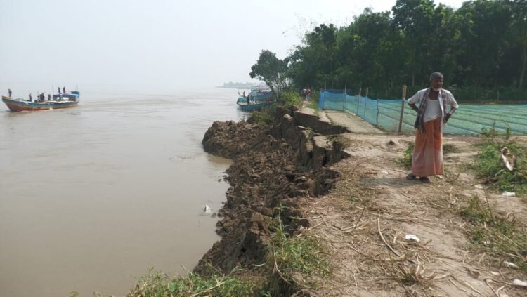 পদ্মার তীব্র ভাঙনে আতঙ্কিত জনজীবন