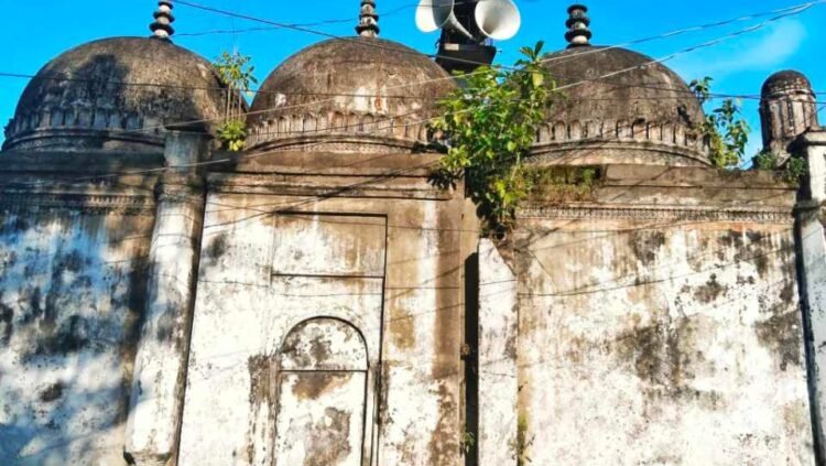আত্রাইয়ে দাঁড়িয়ে আছে  ঐতিহাসিক তিন গুম্বুজ মসজিদ টি কালের স্বাক্ষী হয়ে