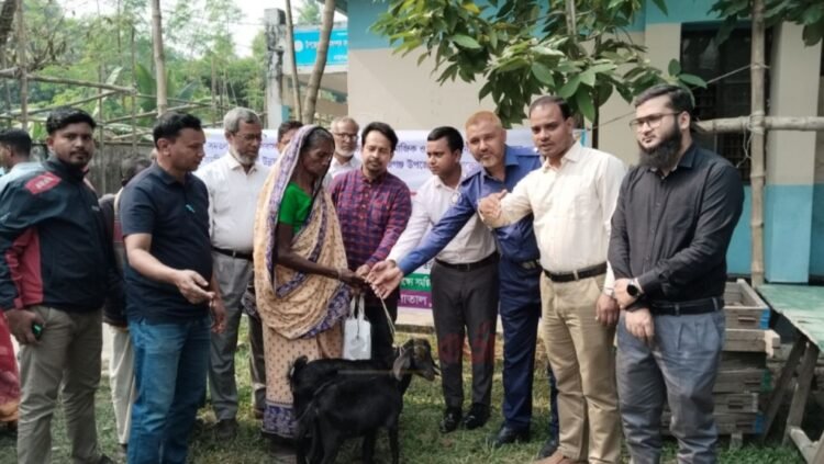 রায়গঞ্জে ক্ষুদ্র নৃ-গোষ্ঠীর মাঝে ছাগল ও উপকরণ বিতরণ