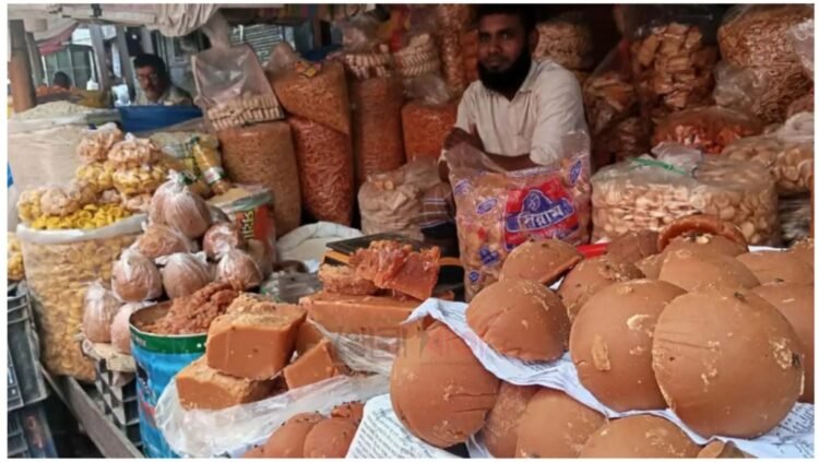 শীতের আগমনে রায়গঞ্জের হাট-বাজার গুলোতে এসেছে নতুন খেঁজুর গুড়