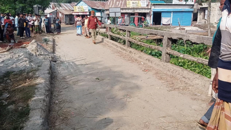 অষ্টগ্রামে জামাতে ইসলামীর ক্ষমতা দেখিয়ে ব্রিজের  রেলিং ভেঙ্গে খাল দখল
