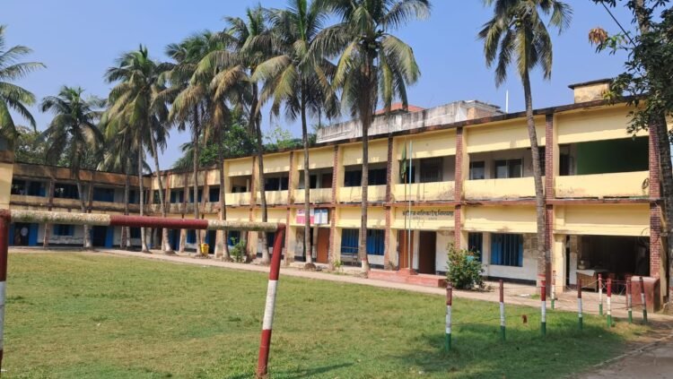 রাজৈর বালিকা উচ্চ বিদ্যালয়ের ভারপ্রাপ্ত প্রধান শিক্ষক রাধারানী ক্ষমতার মোহে বিভোর