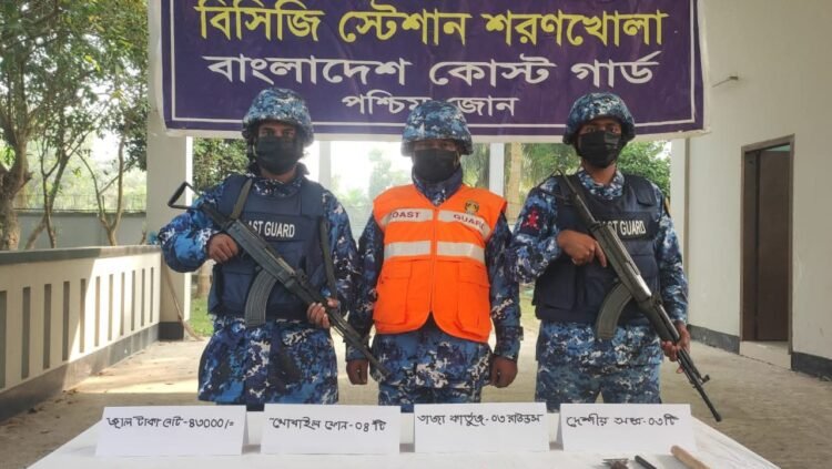 শরণখোলায় যৌথ অভিযানে ৪৫ হাজার জাল টাকা ও দেশীয় অস্ত্র উদ্ধার