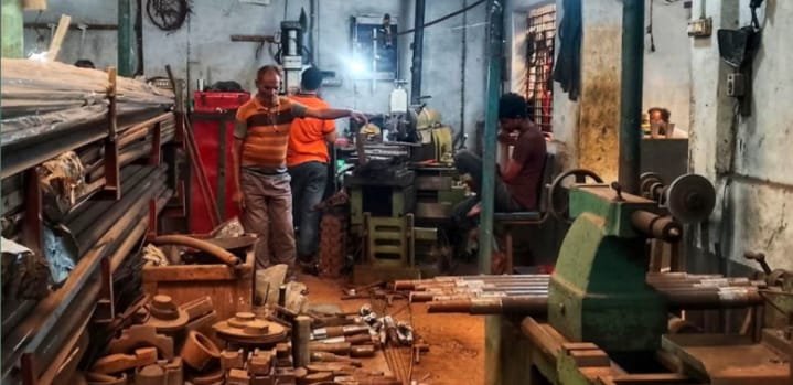 পরিত্যক্ত ও ফেলে দেওয়া লোহা দিয়েই তৈরী হচ্ছে রেলকোচের দরজাসহ বিভিন্ন যন্ত্রাংশ