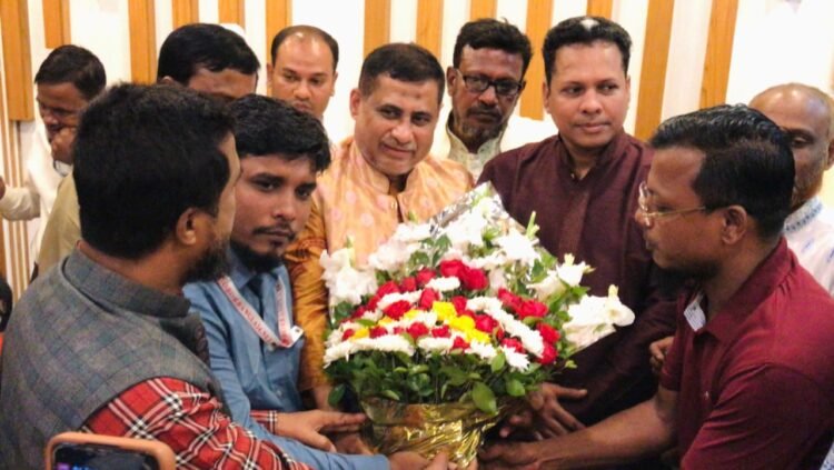 ডিআইজি আব্দুল মাবুদ দুলালকে শুভেচ্ছা ও অভিনন্দন জানান সেনবাগের সাংবাদিকবৃন্দ