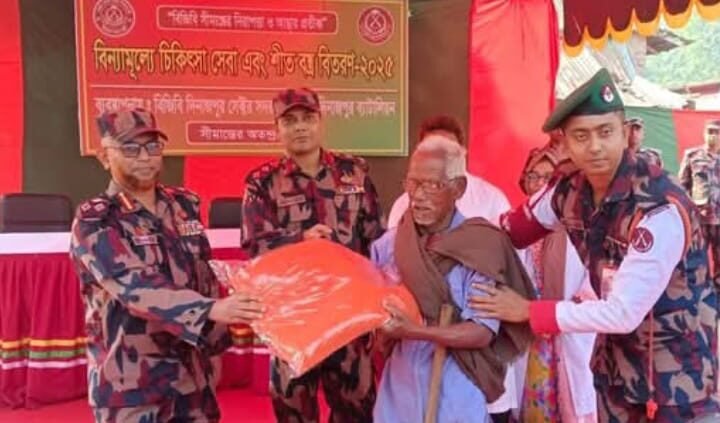 দিনাজপুর ব্যাটালিয়ন ৪২ বিজিবি কর্তৃক ৫০০ জন অসহায় গরিব দুঃখিদের মাঝে চিকিৎসা সেবা ও  শীত বস্ত্র বিতরন