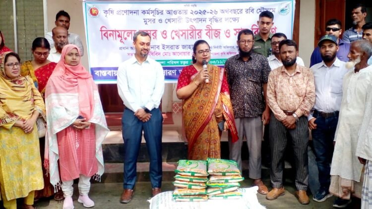 ফরিদপুরে ক্ষুদ্র ও প্রান্তিক চাষিদের মাঝে বিনামূল্যে ডালের বীজ ও সার বিতরণ