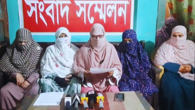 ঈশ্বরদীতে মহিলা জামায়াত কর্মীদের মারধরের অভিযোগে সংবাদ সম্মেলন