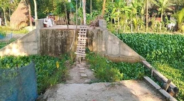 দুমকি উপজেলায়, বএিশ লাখ টাকার সেতুতে উঠতে হয় বাঁশ-কাঠের মই বেয়ে