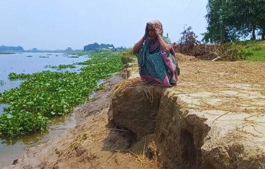 বরগুনায় বিষখালী নদী ভাঙনে বিলীনের পথে সড়ক ও তিন শিক্ষা প্রতিষ্ঠান