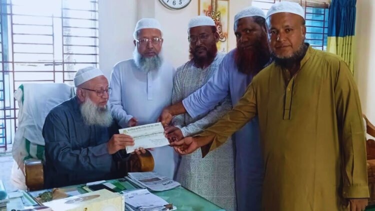 ছাত্র পরিষদের আর্থিক সহায়তা জামিয়া প্রধানের নিকট হস্তান্তর