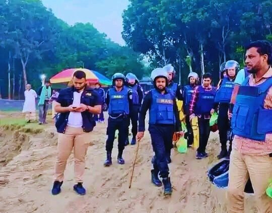 নাটোরের লালপুরে পদ্মার চরে অপারেশন ফার্স্ট লাইট: অস্ত্রসহ কুখ্যাত কাকন বাহিনীর ২১ সদস্য গ্রেফতার