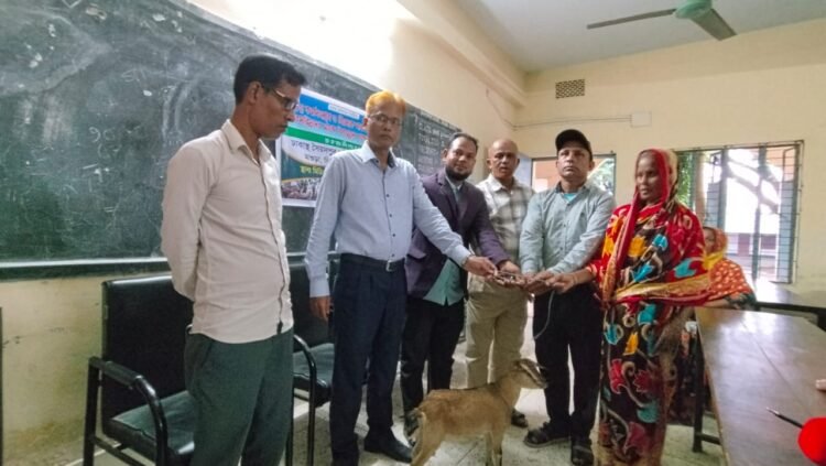 মানবতার স্পর্শে এক অনন্য দৃষ্টান্ত হতদরিদ্রদের মুখে হাসি ফুটলো কামারপুকুরে