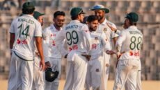 ফলোঅনের শঙ্কায় আইরিশরা