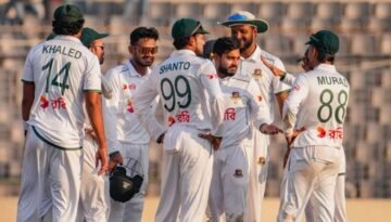 ফলোঅনের শঙ্কায় আইরিশরা