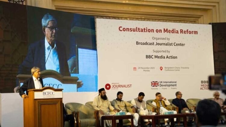 সংবাদকর্মীদের স্বাধীন থাকতে হবে, রাজনৈতিক দলের পকেটে ঢুকে গেলে সমস্যা: মির্জা ফখরুল