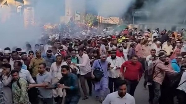 প্রাথমিক শিক্ষকদের পদযাত্রায় পুলিশের জলকামান, সাউন্ড গ্রেনেড ও টিয়ার শেল নিক্ষেপ