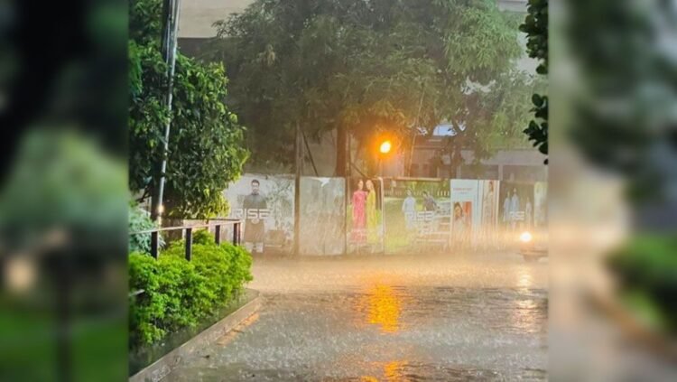 নভেম্বর মাসের শুরুতেই বৃষ্টির দেখা পেয়েছে ঢাকাবাসী