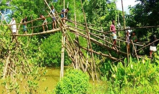দুমকির মুরাদিয়া, ঝুঁকিপূর্ণ সাঁকো দিয়েই পারাপার হচ্ছে মানুষ