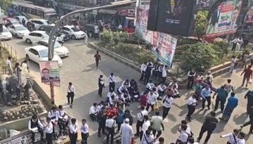 সায়েন্সল্যাব মোড়ে ঢাকা কলেজ শিক্ষার্থীদের অবরোধ, স্কুলিং মডেল বাতিলের দাবি