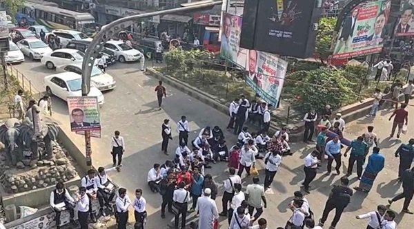 সায়েন্সল্যাব মোড়ে ঢাকা কলেজ শিক্ষার্থীদের অবরোধ, স্কুলিং মডেল বাতিলের দাবি