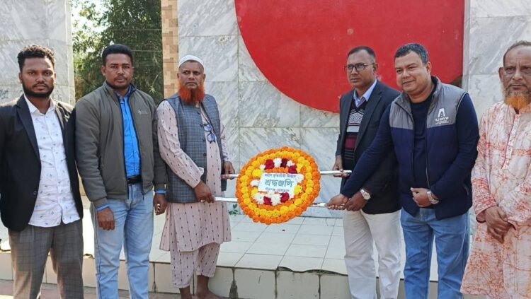 পীরগন্জে ১৪ ডিসেম্বর শহীদ বুদ্ধিজীবি দিবসে পীরগন্জ প্রেসক্লাবের পক্ষ থেকে শহীদ মিনারে  পুস্পস্তবক অর্পণ