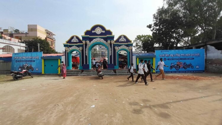 নওগাঁয় অনুমতি ছাড়াই স্কুল মাঠ দখল করে বাণিজ্য মেলা