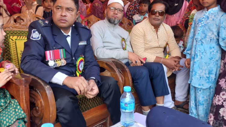 মহান বিজয় দিবসে রায়গঞ্জ উপজেলা স্টেডিয়ামে কুচকাওয়াজ অনুষ্ঠিত