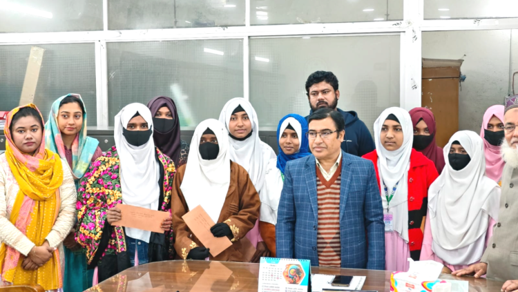 চাঁপাইনবাবগঞ্জ সরকারি মহিলা কলেজে  ১০ জন দরিদ্র মেধাবী শিক্ষার্থীদের বৃত্তি প্রদান