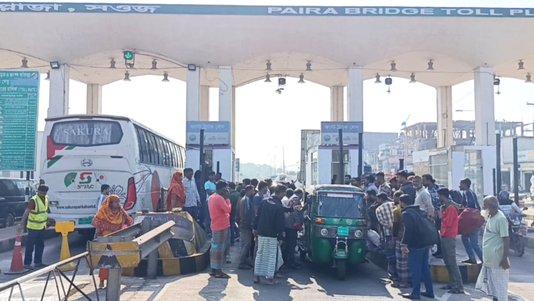 দুমকিউপজেলায়,  পায়রা সেতুর টোল প্লাজায় সাকুরা পরিবহনের ধাক্কায় টোলকর্মী গুরুতর আহত