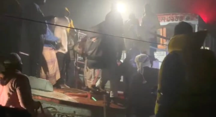 ঘন কুয়াশায় পদ্মার চরে আটকা পড়ল লঞ্চের শতাধিক যাত্রী