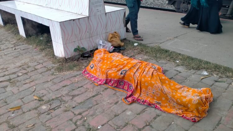 নলডাঙ্গার মাধনগর রেলওয়ে স্টেশনে মহিলার লাশ