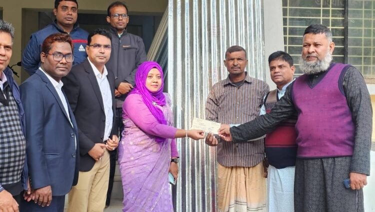 নওগাঁয় অগ্নিকাণ্ডে ক্ষতিগ্রস্ত পরিবারের  মধ্যে ঢেউটিনসহ আর্থিক সহায়তা প্রদান