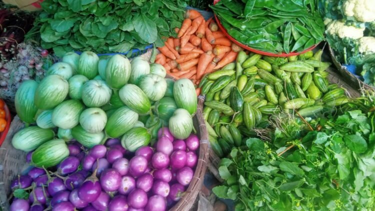 আত্রাইয়ের হাটবাজারে আগাম শীতের সবজির সরবরাহ বেড়েছে, দামে সামান্য চড়া