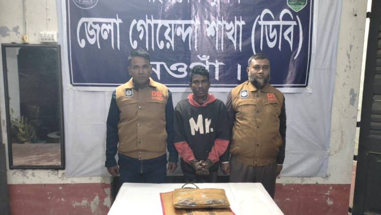 নওগাঁর বদলগাছীতে মাদক বিরোধী পৃথক অভিযানে গ্রেফতার ২ 