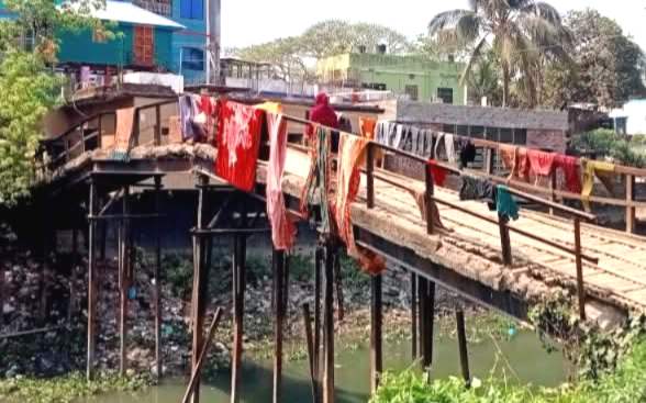 পূর্ব কলাদীর ৪০ বছরের লোহার ব্রিজ ভেঙে যোগাযোগ বিচ্ছিন্ন দুর্ভোগে অন্তত দুই হাজার পরিবার