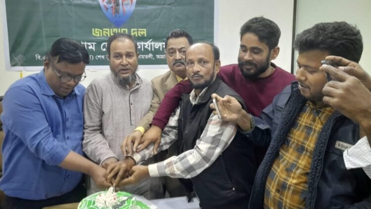 জনতার দলের নিবন্ধন প্রাপ্তিতে চট্টগ্রামে কেক কেটে আনন্দ উদযাপন