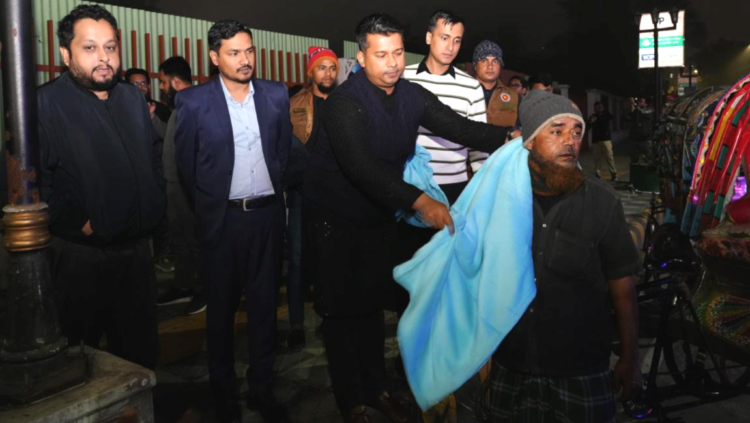 চট্টগ্রামে ভাসমান মানুষের মাঝে শীতবস্ত্র বিতরণ করেছেন, জেলা প্রশাসক ও জেলা ম্যাজিস্ট্রেট , মোহাম্মদ জাহিদুল ইসলাম মিঞা