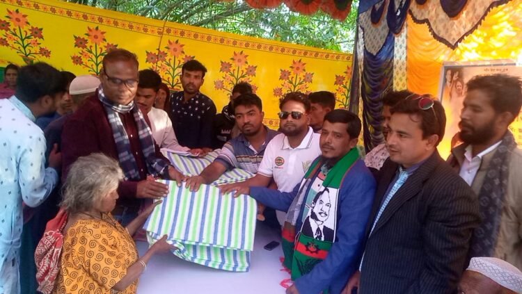 ইসলামপুরে বড়বাড়ী স্পোর্টিং ক্লাবের উদ্যোগে শীতবস্ত্র বিতরণ অনুষ্ঠানে মানুষের ঢল