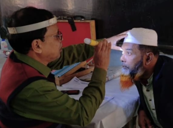 হাকিমপুর প্রেস ক্লাবের আয়োজনে হিলি দক্ষিণ বাসুদেবপুর সরঃ প্রাথমিক বিদ্যালয় মাঠ প্রাঙ্গনে বিনামূল্যে চক্ষু শিবির অনুষ্ঠিত