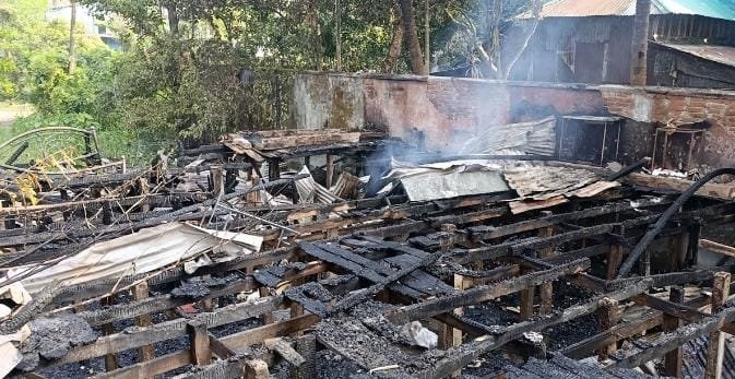 দুমকি উপজেলায়, ভয়াবহ অগ্নিকাণ্ডে ভাতের হোটেল পুড়ে ছাই