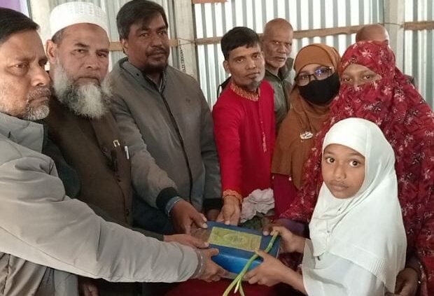 আটঘরিয়ায় আব্দুল কাদের গার্লস স্কুলে শিক্ষার্থীদের মাঝে পবিত্র কোরআন হাতে প্রদান
